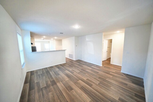 Building Photo - Stylish Move-In Ready Home in Rosillo Ranch, San Antonio, TX - Realtor Commission: $400