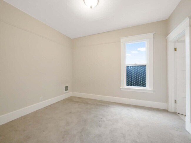 Building Photo - 3 Bed and 1 Bath Beautiful Duplex is Available for Rent!