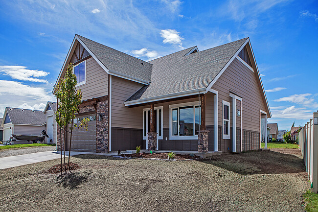 Building Photo - 4 Bedroom with Shop and View of the Mounta...
