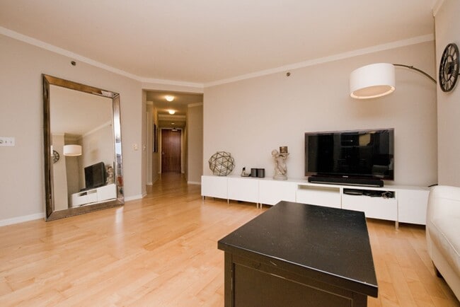 Building Photo - 680