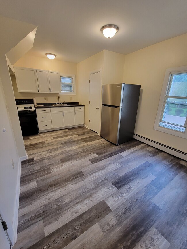 Building Photo - 1418 Farmington Ave