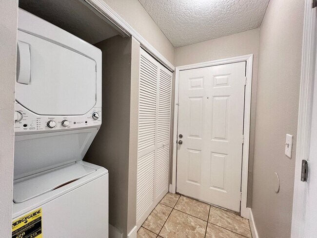Building Photo - Great 1/1 condo in gated community!