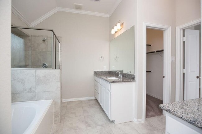 Building Photo - 15810 Vanderpool River Dr