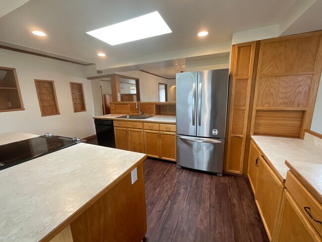 Building Photo - 3 Bed, 2 Bath Home with 2- Car Garage/Shop...