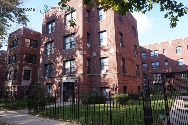 Building Photo - 1700-1710 W Albion Ave