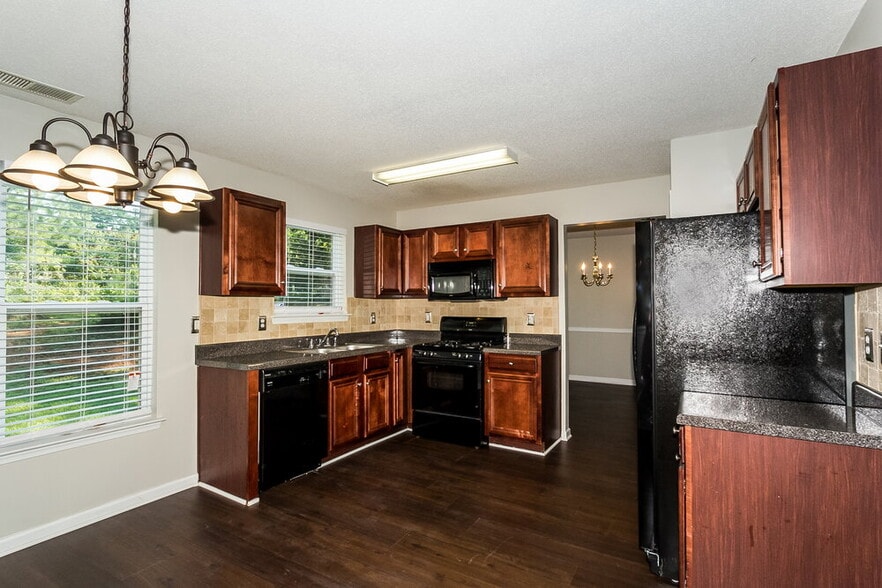 Building Photo - 412 Peterson Dr