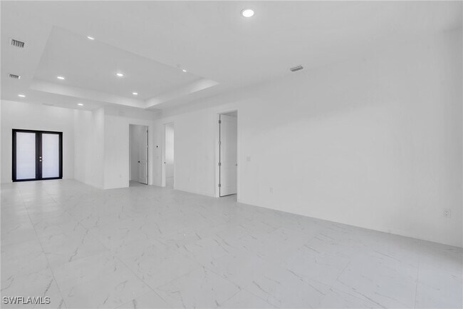 Building Photo - 1021 Chiquita Blvd N