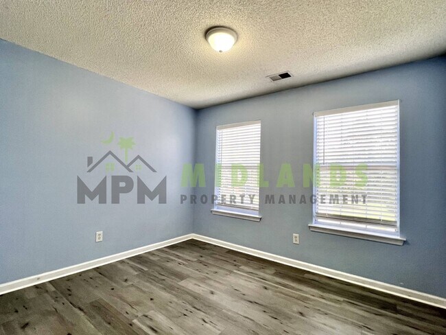 Building Photo - 523 Whitewater Dr