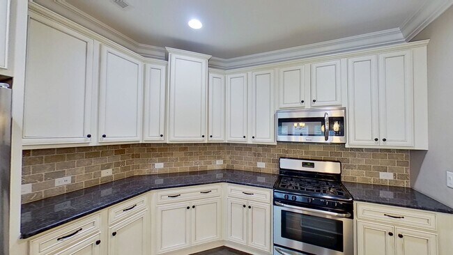 Building Photo - Custom 4 BD/2.5 BA Home with Community Pool, Water Access and Day Dock!
