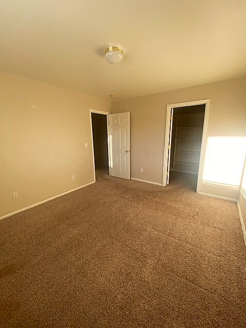 Large Master Bedroom - 835 E Cedar Ct