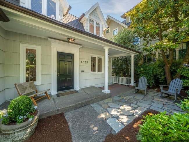 Building Photo - Gorgeous Victorian Home Ready to Rent! Hug...