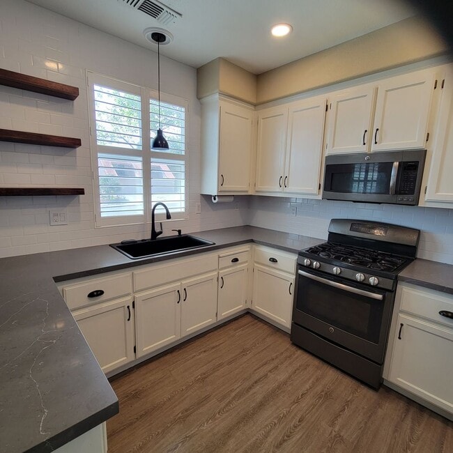 Building Photo - Big Beautifully updated 4-bedroom 2.5 bath...