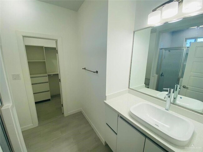 Building Photo - 1621 W Smt Dr