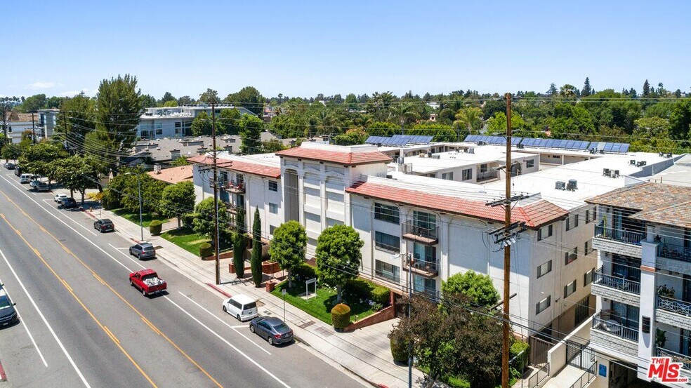 Building Photo - 12801 Moorpark St