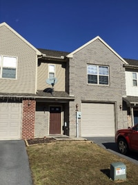 Building Photo - Spacious 3BR Townhome w/ Garage | Great Location Near I-81