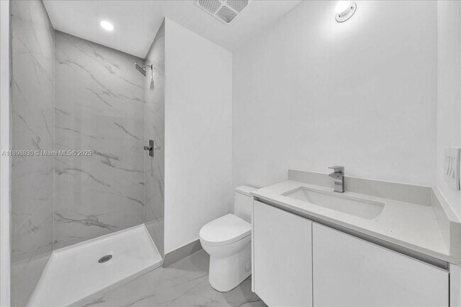 Building Photo - 700 NE 24th St