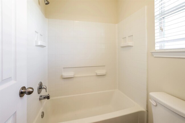 Building Photo - 3038 Junction Dr