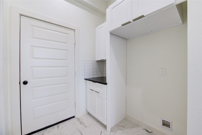 Building Photo - 2914 El Fenice Ln