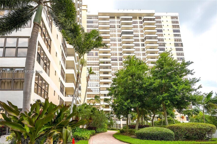 Building Photo - 2500 Parkview Dr