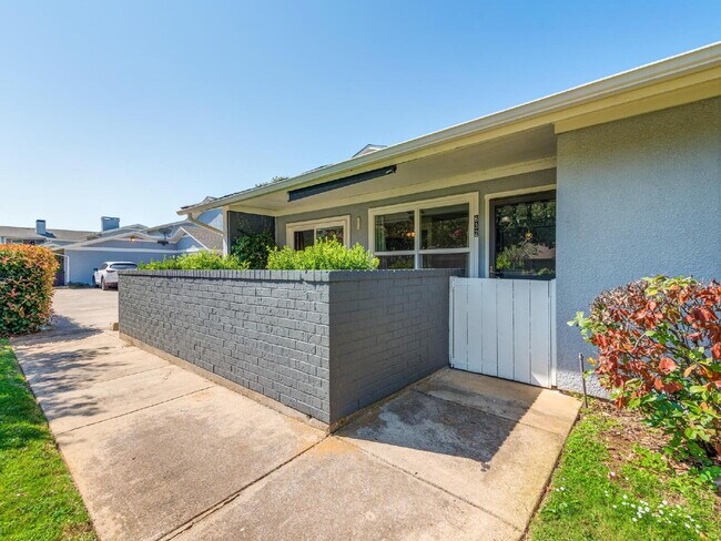 Building Photo - "Charming 3-2 Townhouse Near Shopping, Dining & Entertainment!"