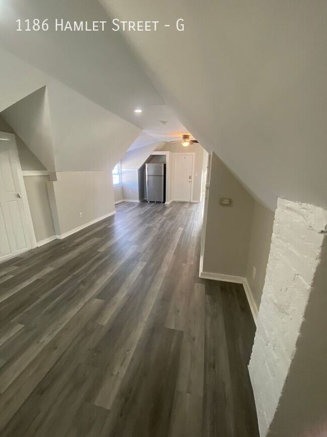 Building Photo - 1186 Hamlet St