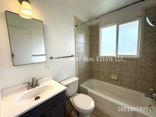 Building Photo - 421 N Oakley St