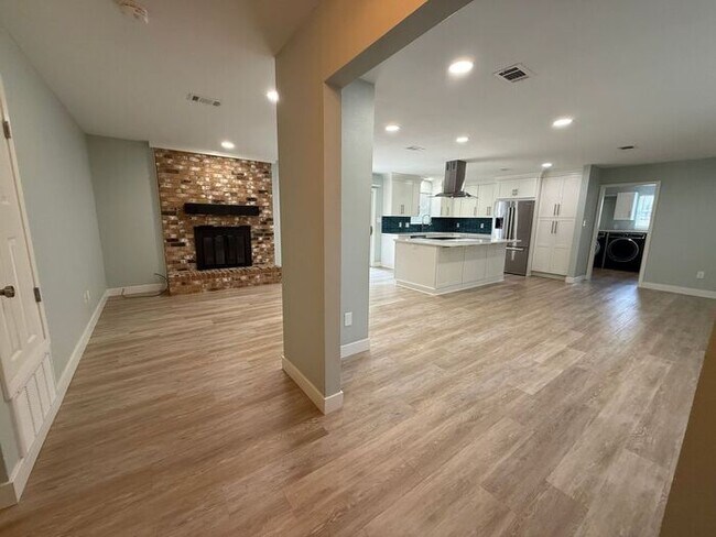 Building Photo - Gulf Breeze Proper - Casablanca - 4 bedroom, 2 bathroom with lawn care included