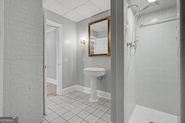 Building Photo - 269 W Hermitage Rd NE