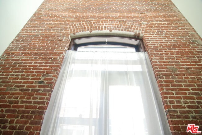 Building Photo - 940 E 2nd St