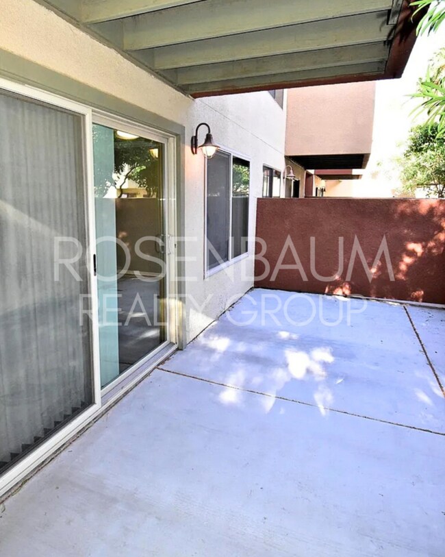 Building Photo - Beautiful 2-beds, 2-baths ground-level cor...