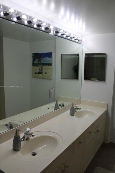 Building Photo - 519 E Sheridan St