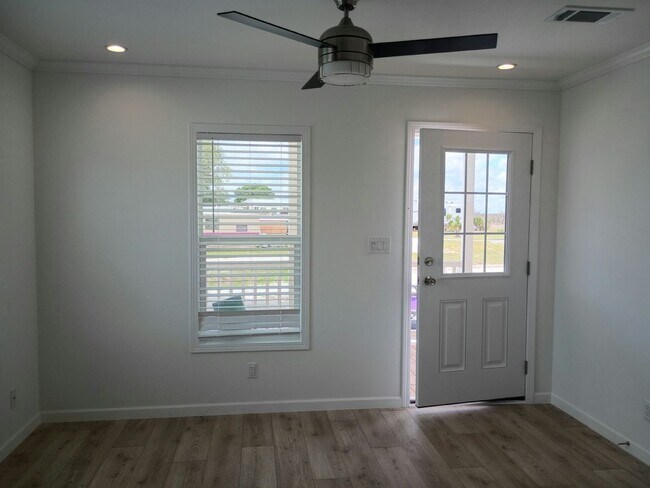 Building Photo - 32 Lily Dr