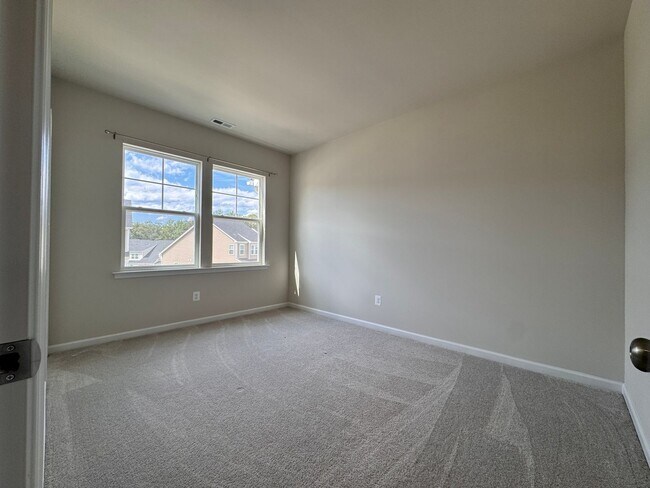 Building Photo - 3672 Isaac Cir
