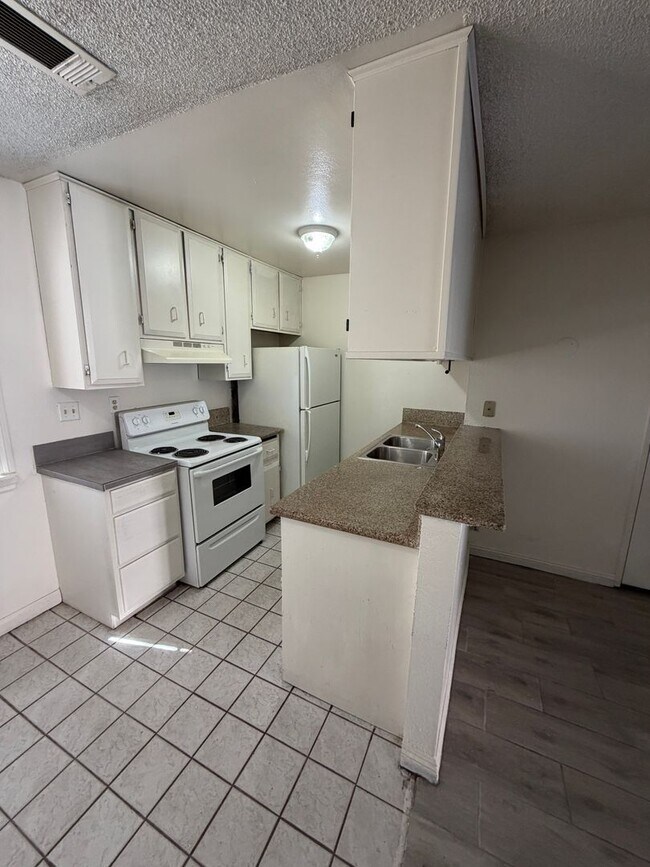 Building Photo - AMERICANA Property Mgmt - Remodeled 2 Beds Townhouse near Downtown South