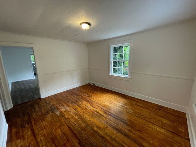 Building Photo - Renovated 2 bedroom 1 bathroom house with office/bonus room!
