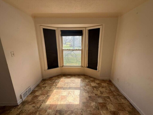 Building Photo - 3-BED, 1 BATH BEAUTIFUL SINGLE- FAMILY HOME IN MAPLE HEIGHTS!.