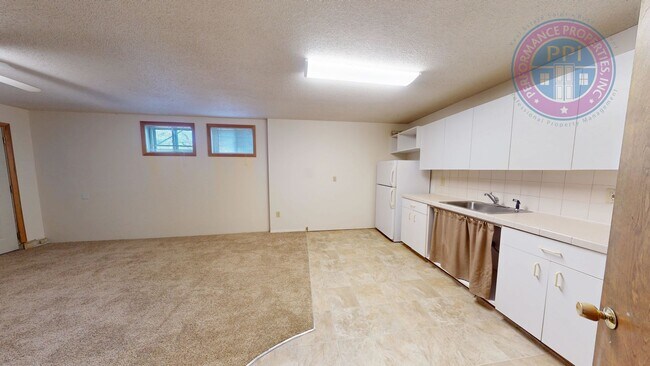 Building Photo - Lake Oswego/ Palisades - Hardwoods, Finished Daylight Basement with Bonus Rooms, Pet Friendly