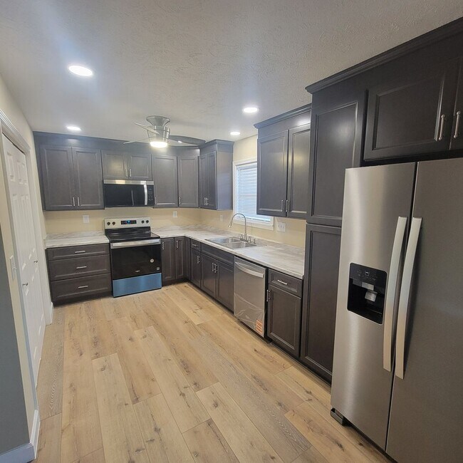 Building Photo - 3/2 Single Family- Full Unfinished Basement- Renovated House