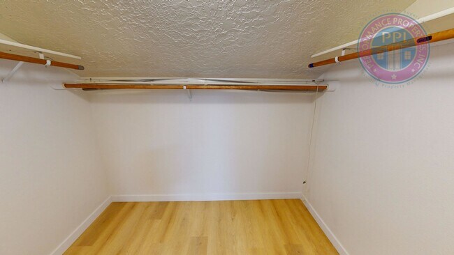 Building Photo - Prime West Linn Location - Walkable to Hig...