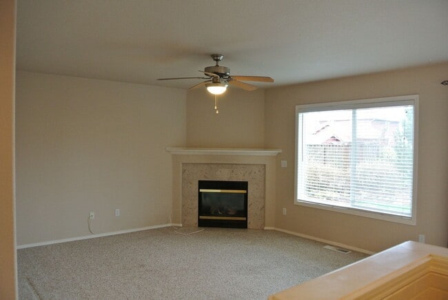 Building Photo - Spacious 3 bedroom 2.5 bath home in SE Cor...