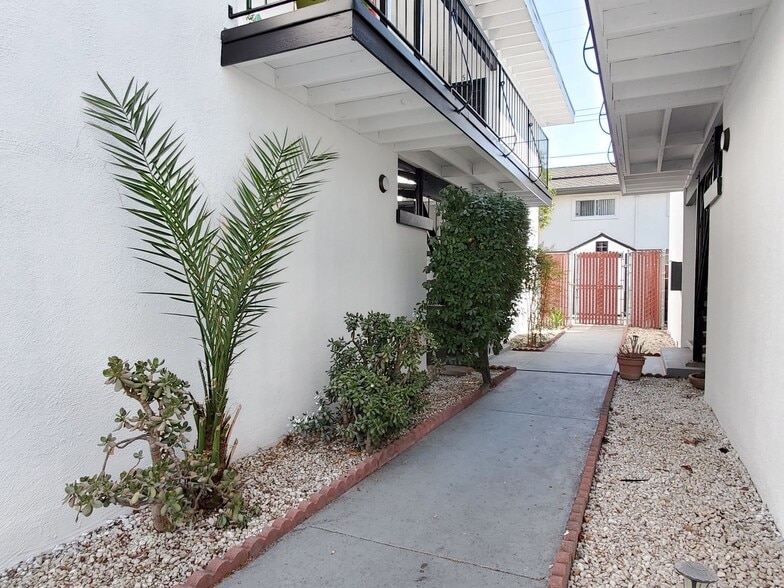 Building Photo - 3756-3762 Poinciana Dr