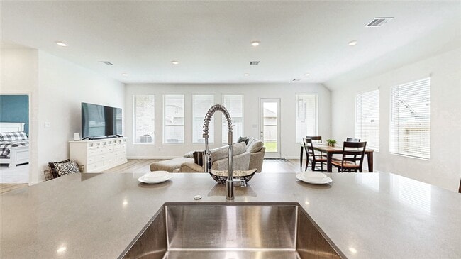 Building Photo - 711 Hooks Trl