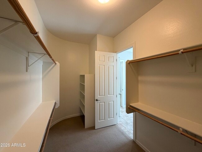 Building Photo - 2417 E Iris Dr