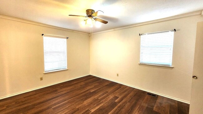 Building Photo - Beautiful 3 Bed 2 Bath Corner Lot