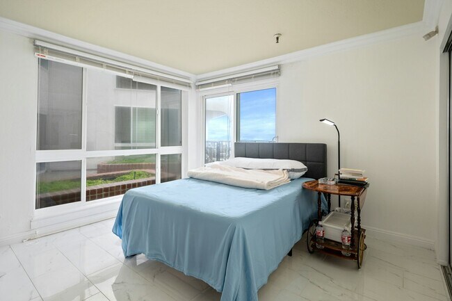 Building Photo - 565 Esplanade