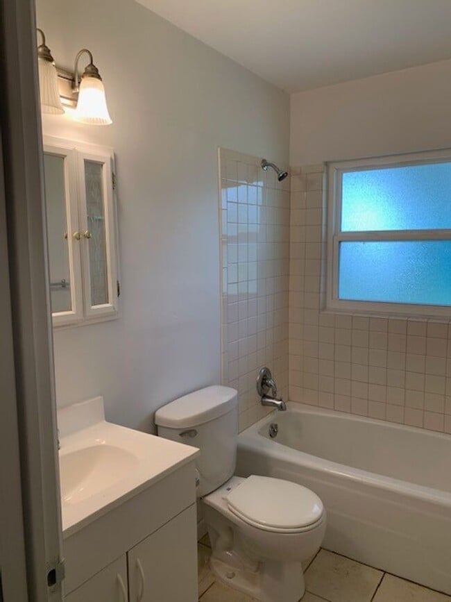 Building Photo - 4/3 Home in Heart of Umatilla!