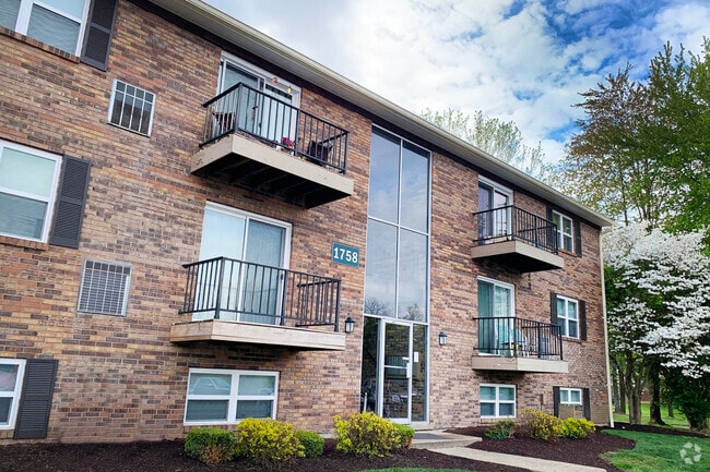 Building Photo - Crown Crossing Apartments