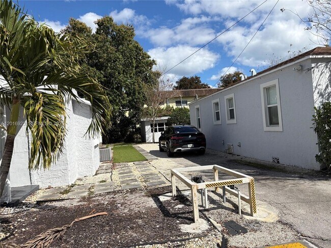 Building Photo - 427 S 24th Ave