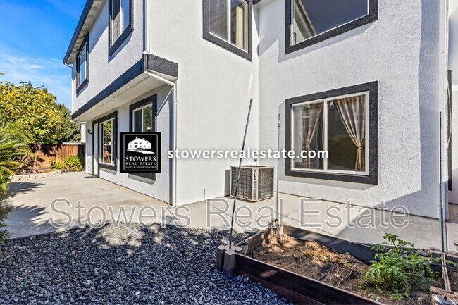 Building Photo - 1570 Eastlake Cir