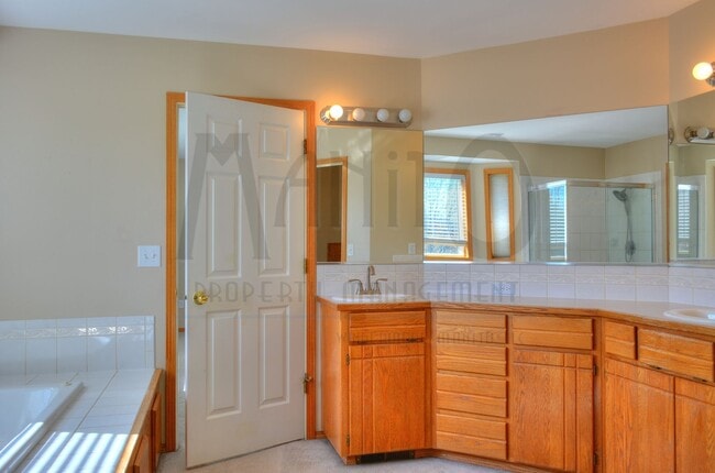 Building Photo - Sprawling Liberty Lake Home